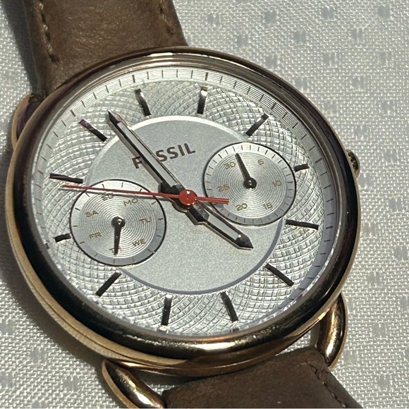 Fossil Watch Leather Strap Ladies Womens Wrist Watch - Picture 3 of 3